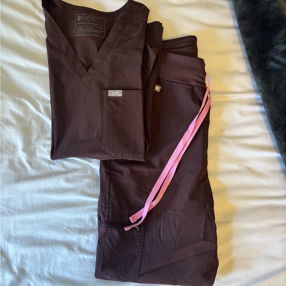 Figs Chocolate Scrub Set with Pink Accent